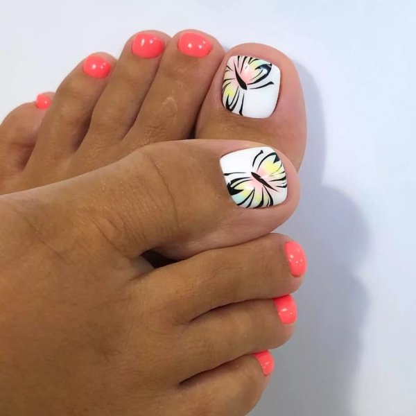 Педикюр с бабочками