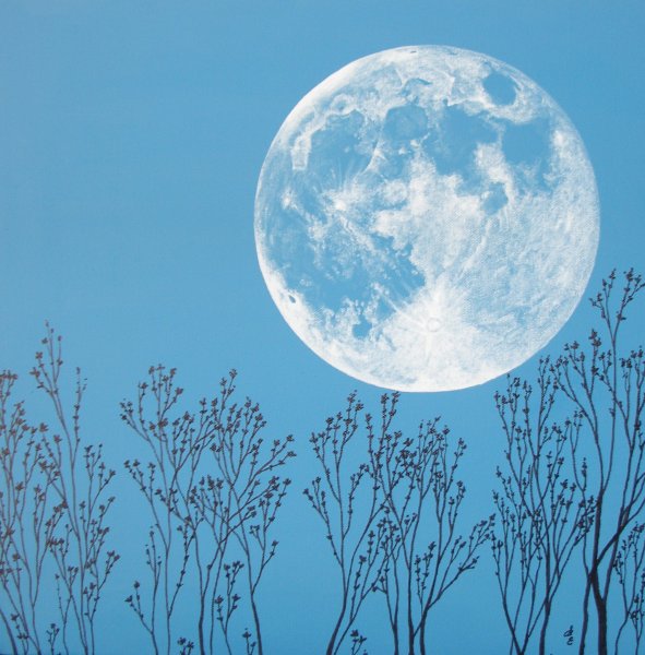 Луна на голубом фоне