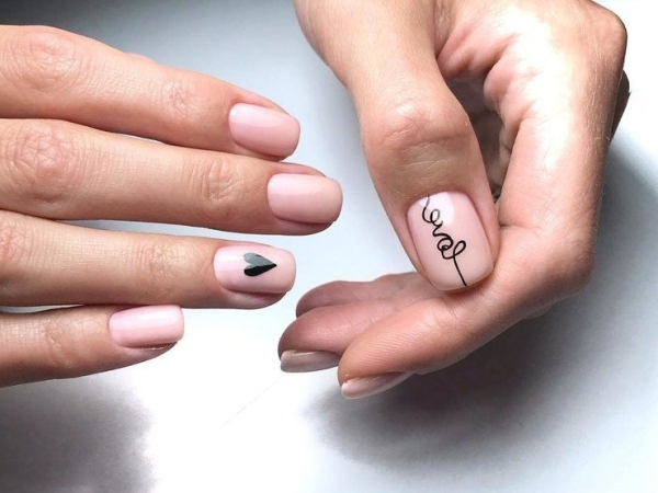 Маникюр на короткие ногти с надписями