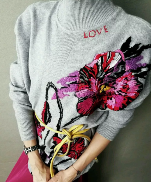 Свитер женский с цветами