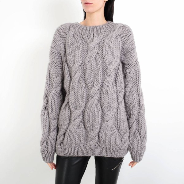 Вязаный свитер женский