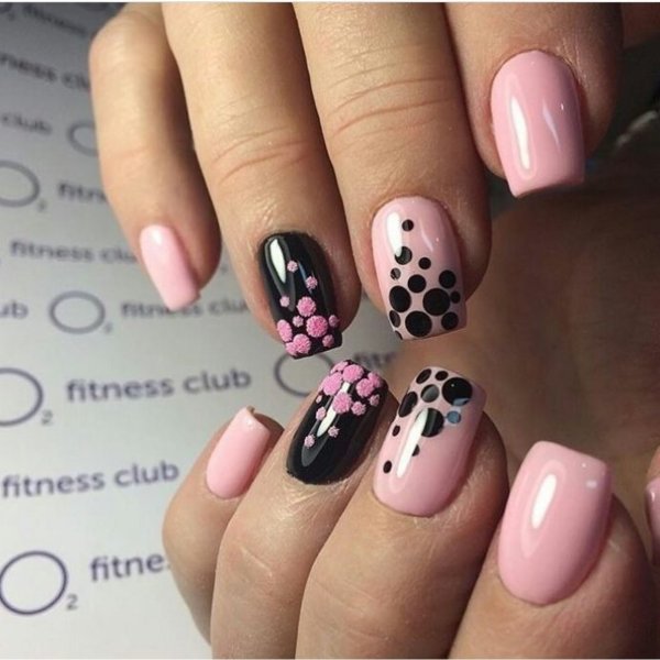 Маникюр розовый с черным