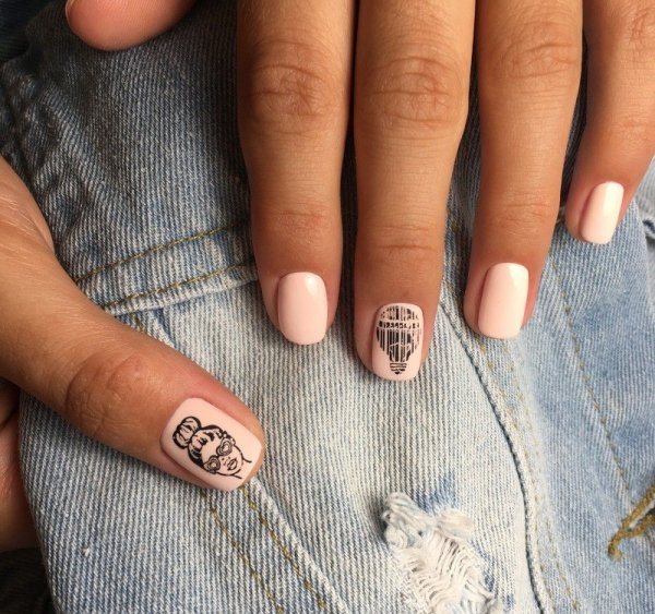 Маникюр на короткие ногти с наклейками