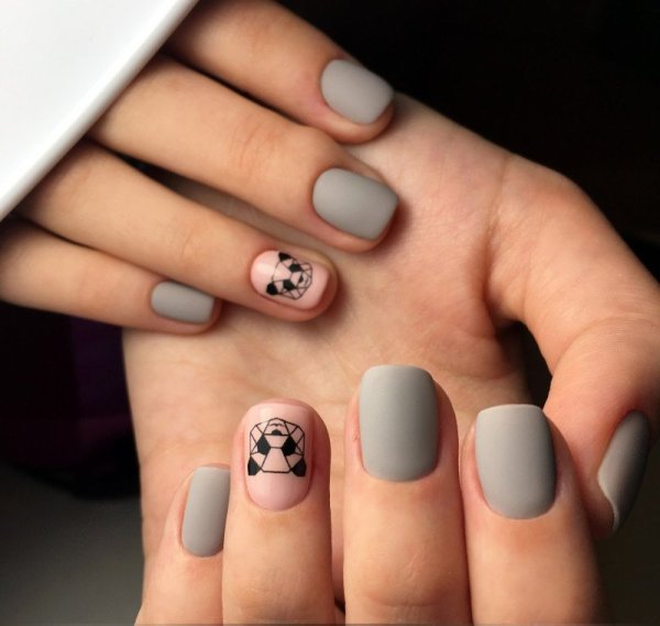 Нежный маникюр с веточкой