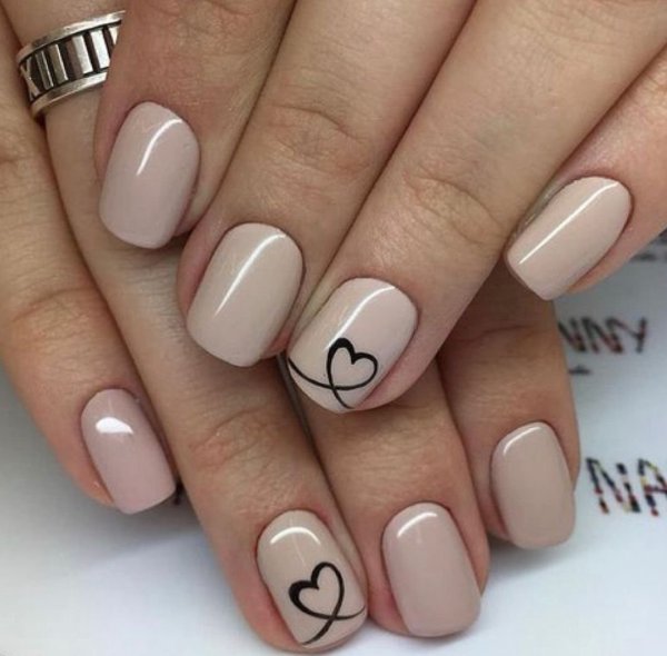 Бежевые ногти с сердечками