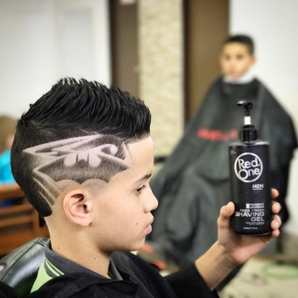 Фигурный выстриг для мальчиков на светлые волосы