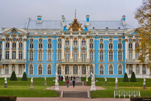 Екатерининский дворец в Санкт-Петербурге и зимний дворец