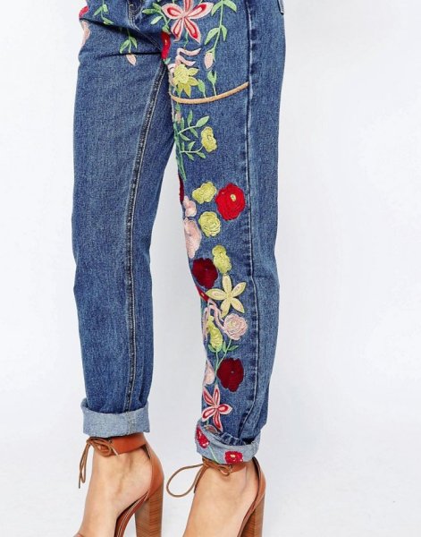 Джинсы с наклейками женские
