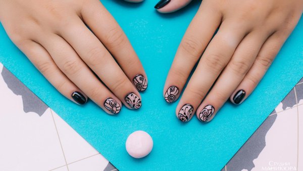 Маникюр на короткие ногти с полосками