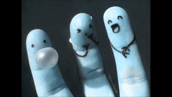 Мордашка и палец