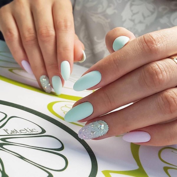 Модный весенний маникюр