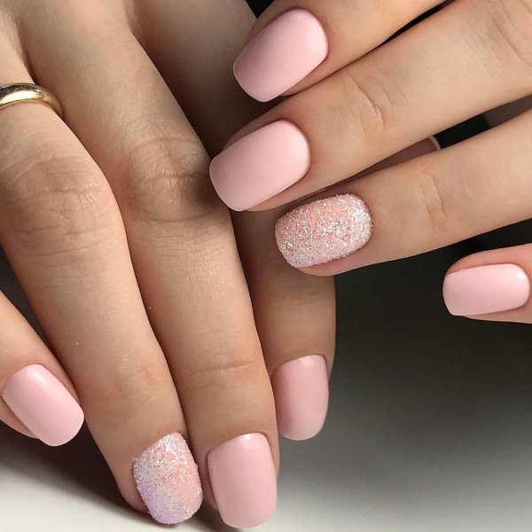 Розовый маникюр