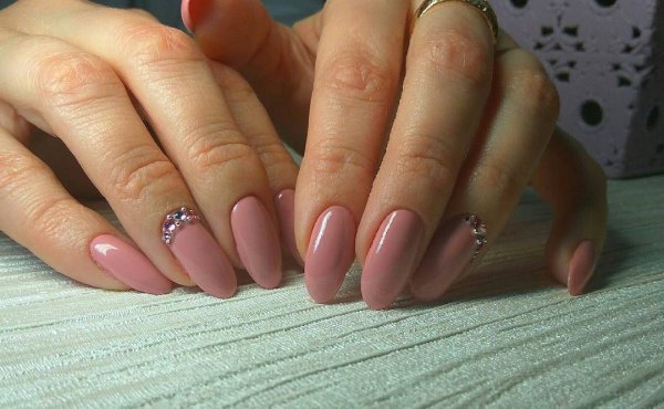 Однотонный маникюр на нарощенные ногти