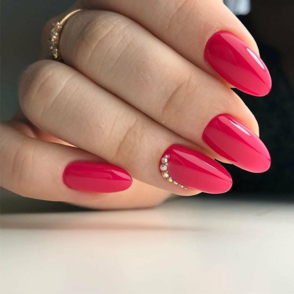 Маникюр яркий однотонный