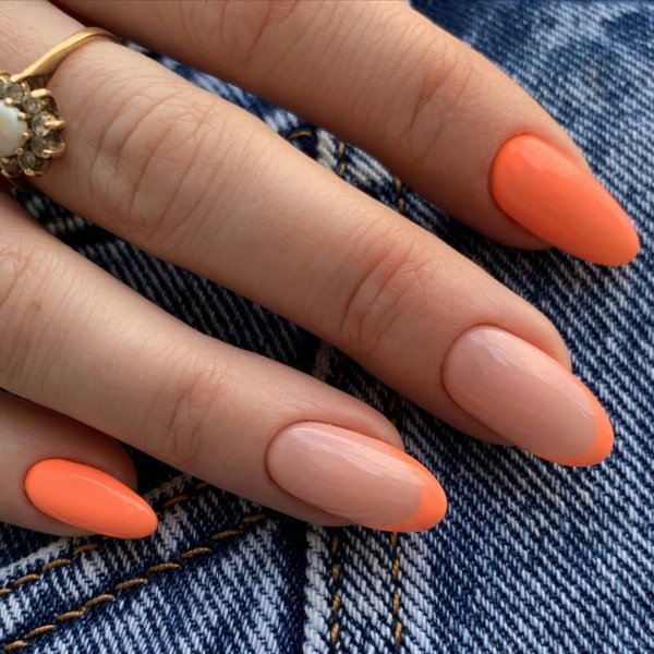 Оранжевые ногти миндаль