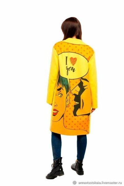 Пальто с принтом на спине