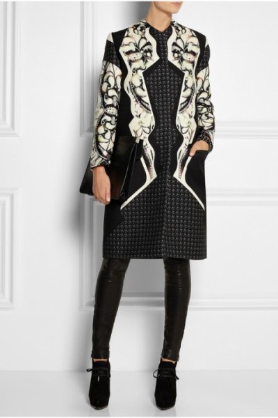 Пальто с принтом модным