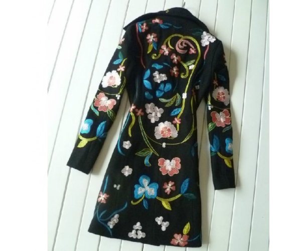 Пальто с вышивкой