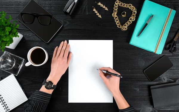 Блокнот и ручка на столе