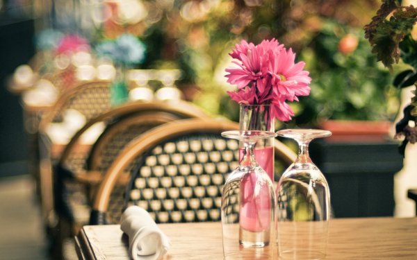 Цветы на столе в ресторане