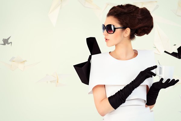 Стильная девушка в очках