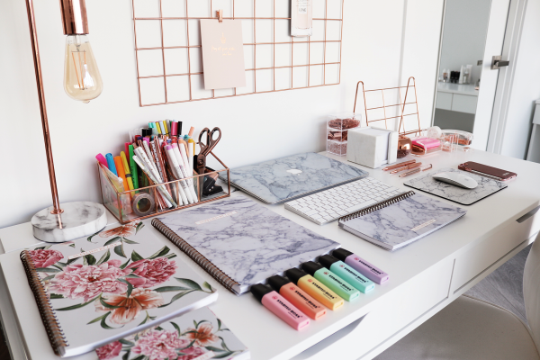 Декор письменного стола