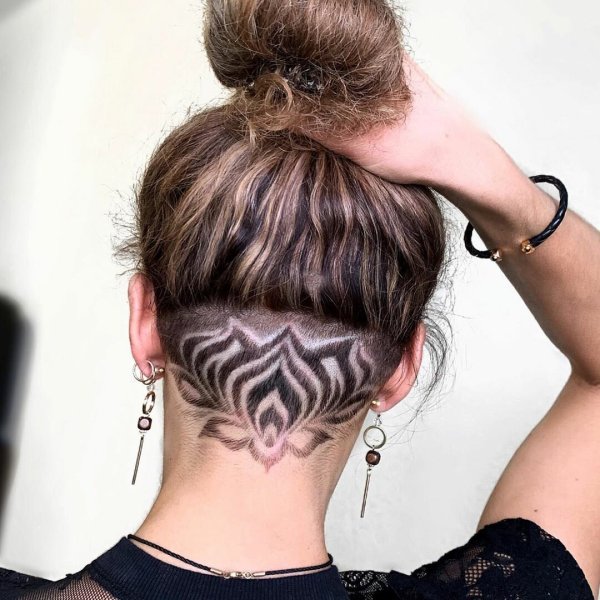 Стрижки с выбритым затылком женские
