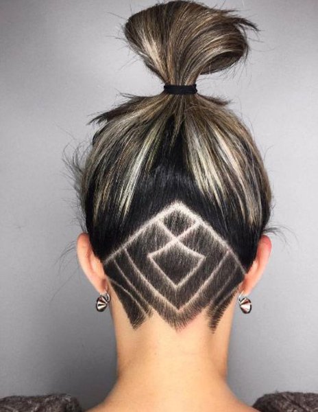 Бритый затылок