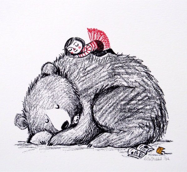 Медведь обнимает