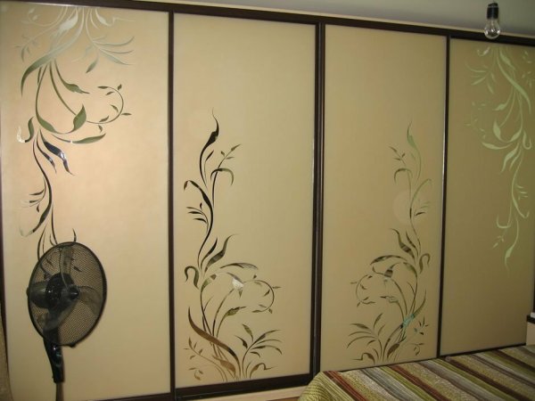 Шкаф купе с орнаментом на дверях