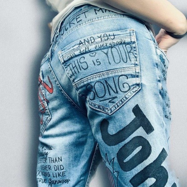 Надписи на джинсах