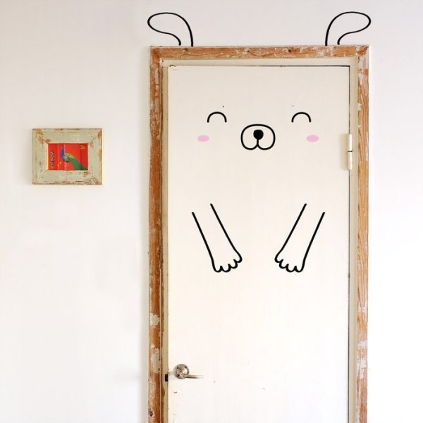 Нарисованная дверь на стене