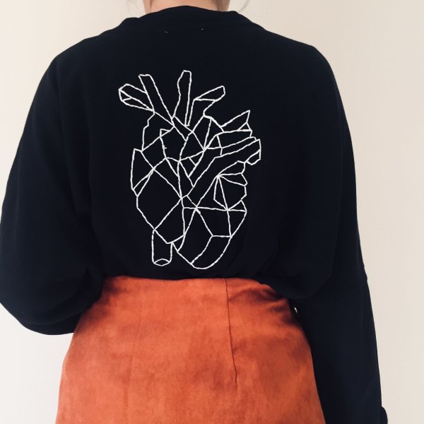 Геометрическая вышивка на одежде