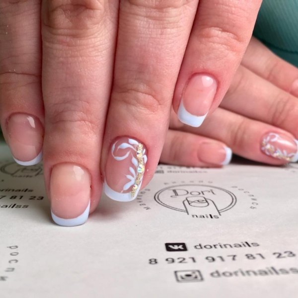 Французский маникюр с узором на безымянном пальце
