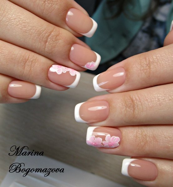 Белый френч с цветочками на безымянном пальце