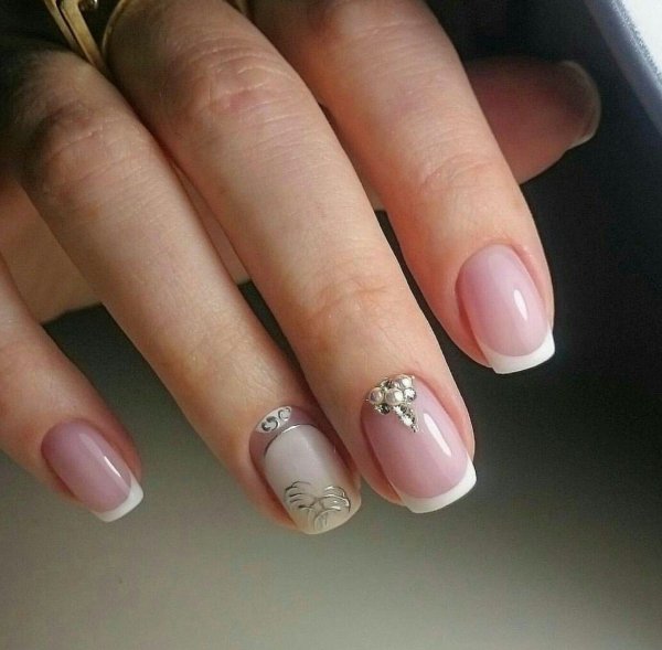 Шеллак французский маникюр со стразами