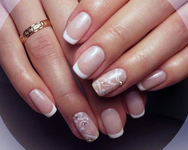 Френч с рисунком на безымянном пальце
