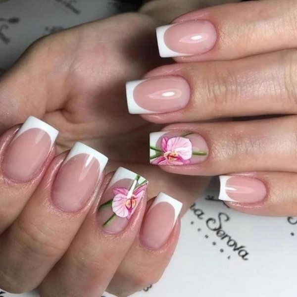 Маникюр с бабочками на короткие ногти