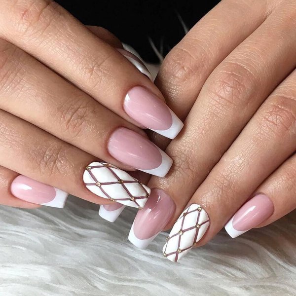 Свадебный маникюр сиреневый с белым