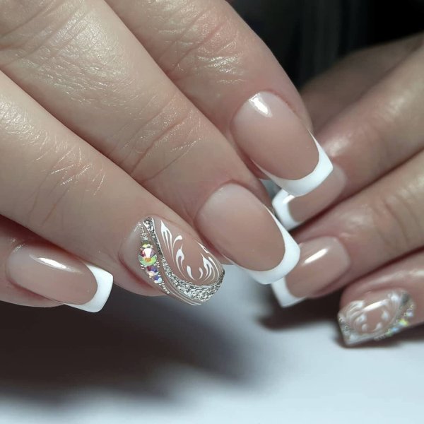 Маникюр с зайчиком