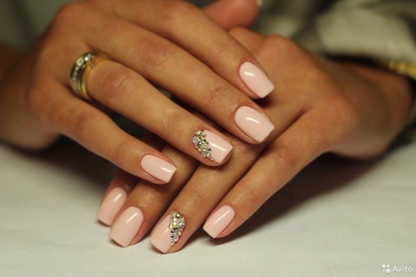 Французский маникюр с бабочкой