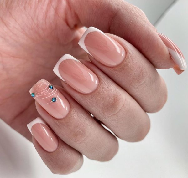 Маникюр белый с рисунком