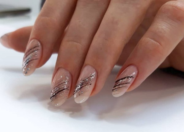 Французский маникюр с паутинкой