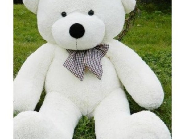Большой белый плюшевый мишка