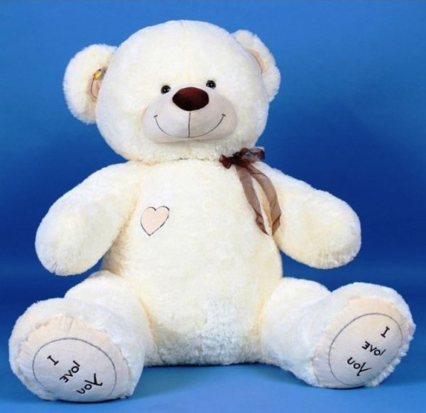 Большой плюшевый медведь