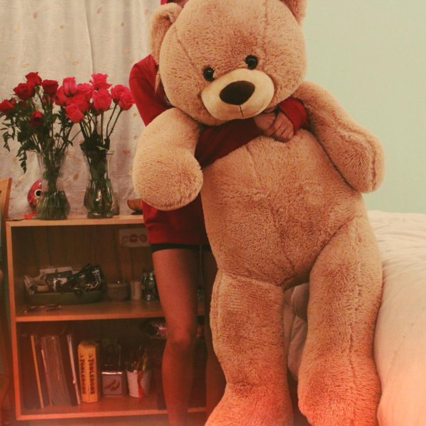 Парень с большим мишкой