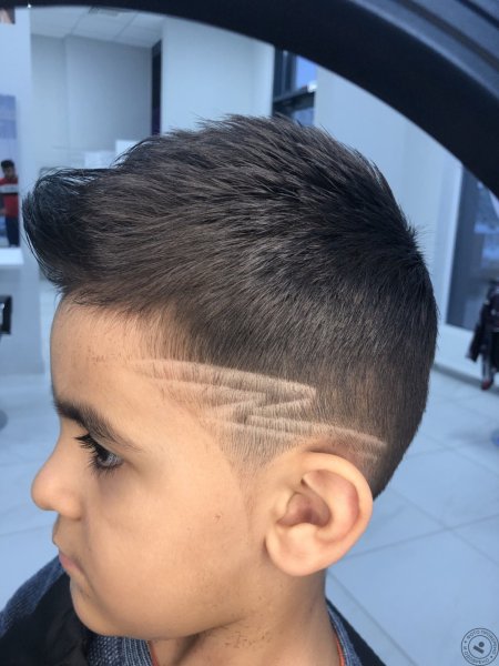 Стрижка для мальчика модная с рисунком