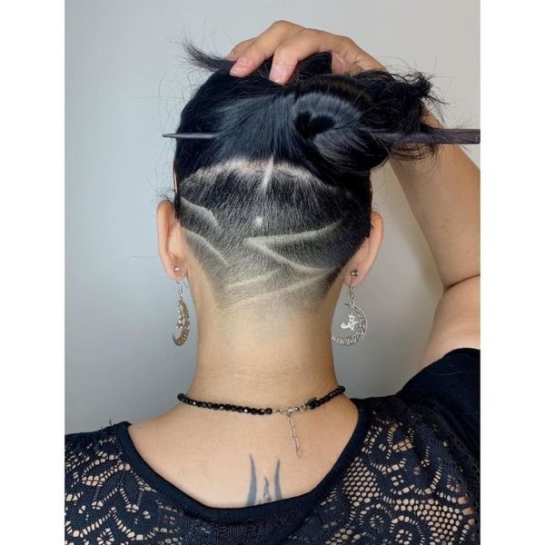 Нарощенные волосы с бритым затылком