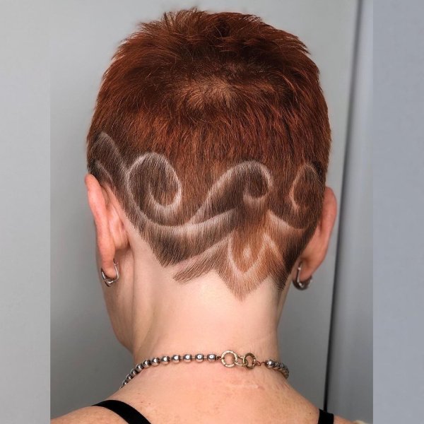 Женские стрижки с рисунком на затылке