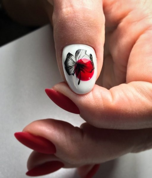 Маникюр на лето с маками